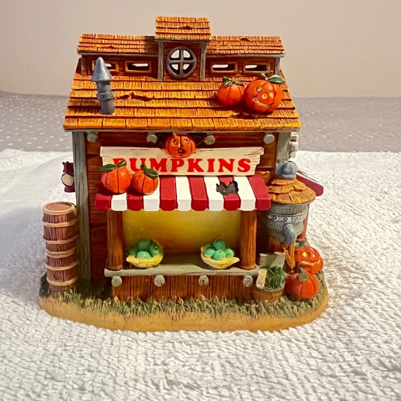 HAWTHORNE VILLAGE DISNEY HALLOWEEN HARVEST DAISEY’S FARMERS MARKET LIGHTUP HOUSE - Picture 3 of 5